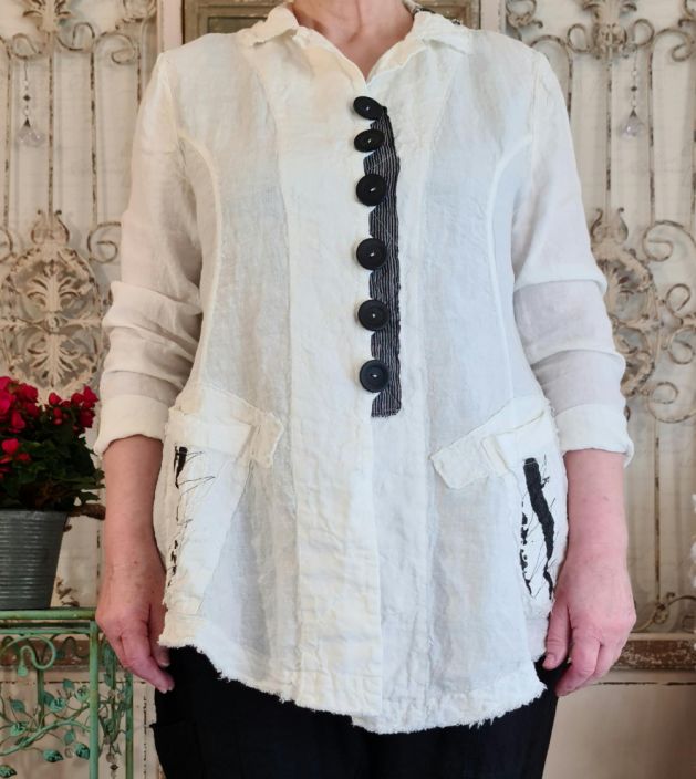Mara GIbbucci jakku 53-61 Upea Mara Gibbucci jakku joka on valmistettu rypytetysta pellavasta. Edessa napit, koriste