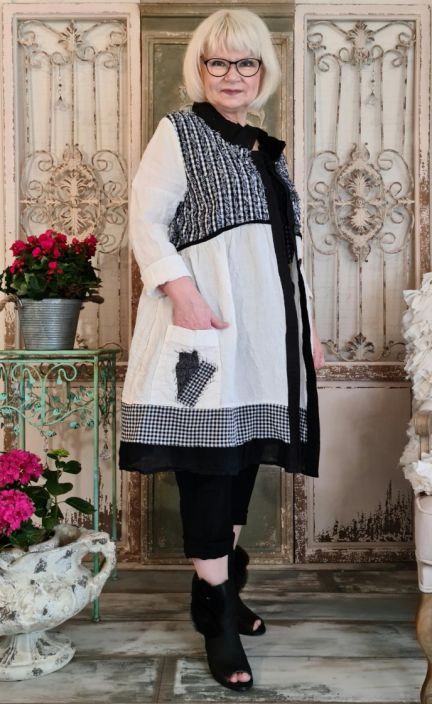 Mara Gibbucci jakku 53-42 Kaunis pellavasta valmistettu Mara Gibbucci jakku joka on koristeltu runsailla yksityiskohdilla.