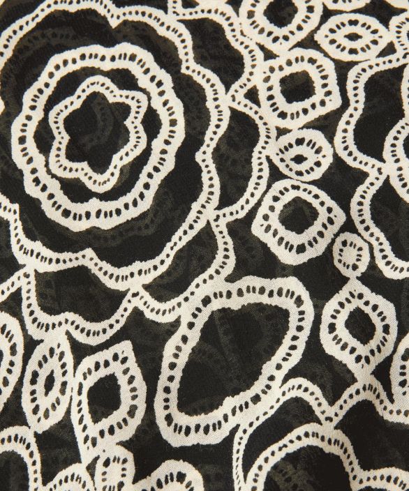 MASAI paita Dilu (Musta) Silmiinpistava mustavalkoinen printti on Masai-klassikko, joka toimii poikkeuksellisen hyvin taman