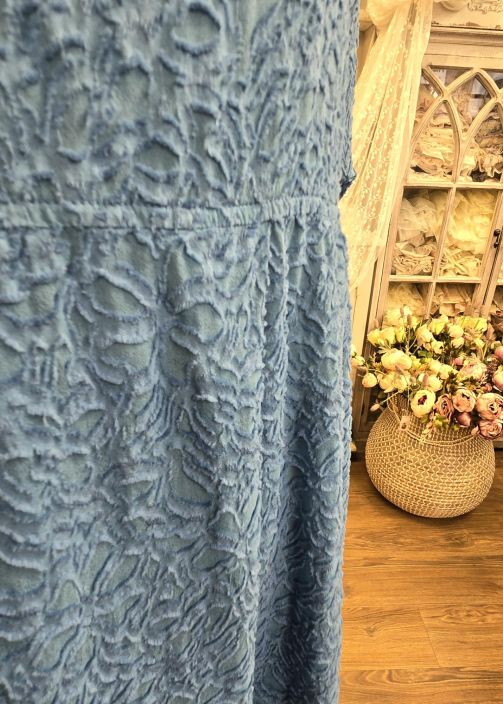 Grizas mekko 52545 291 sininen silkkinen kuosi Tama Grizas mekko sateilee eleganssia sen kauniilla tekstuurisella kuosilla.