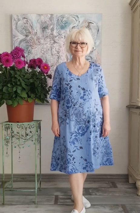 Blueberry mekko 9501 Upea sininen A-linjaisesti laskeutuva malli hennolla kuosilla Blueberry mallistolta tuttuun tapaan