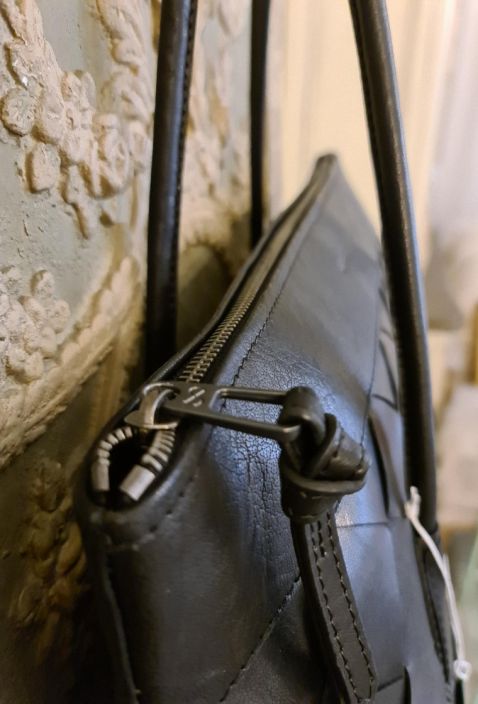 Saddler laukku M-2 (Punottu) Erittain trendikas bisnesnaisen laukku laadukkaasta nahasta. Sisalla monta eri taskua. Sisaan