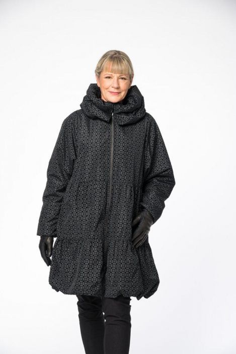 Aino takki Juliette (Musta) Tama takki kotimaiselta Ainolta on lammin, vetta hylkiva ja tuulen pitava! Malliltaan