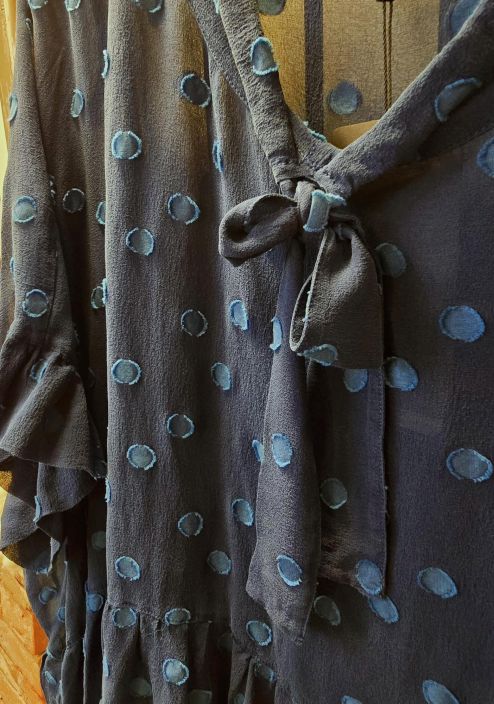 Grizas silkkipaita 51414 Yön sininen läpikuultava pallokuosi ja suloinen rusetti kauluksessa tuotekuva 3