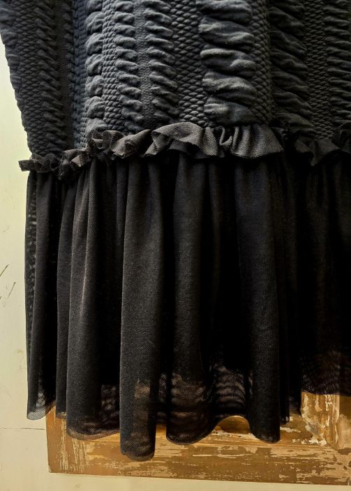 By Zusse pitkä maxi mekko Emma Ajaton musta upea juhlava ja tilava malli tekstuuriompeleilla tuotekuva 3