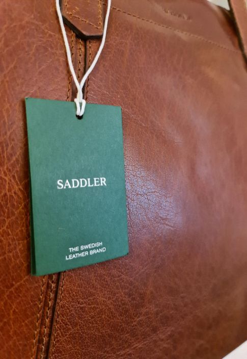 Saddler laukku R-1 Erittain tyylikas ja korkealaatuinen bisnesnaisen laukku Saddler mallistosta! Paalla vetoketju, sivuissa
