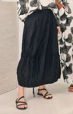 NOEN hame 85782 Musta tyylikäs hame kauniilla tekstuurisilla raidoilla