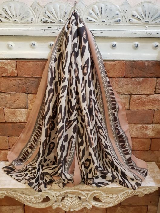 Lasessor huivi Maryl (Roosa leopardikuosi) Tama huivi on valmistettu pehmeasta ja kestavasta polyester laadusta, todella