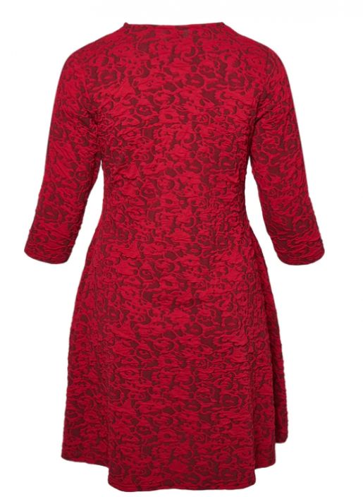 Pont Neuf mekko Kitty 2 (Warm red) Tama suloinen mekko on laadultaan pehmeaa neuloksen tyyppista kangasta. Mallissa on