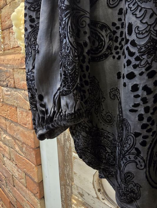 QNUZ paita 01 Musta pehmeä viskoosi satiini ja musta sametti tuotekuva 3