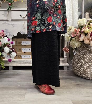 Aino leveät housut Bali Musta tekstuuri todella mukavat