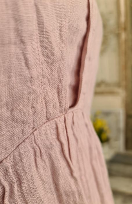 Grizas mekko 91513-L6 (209) Erittain pehmeasta ja ohuesta pellavasta valmistettu Grizas mekko! Kiva malli kaksinkertaisella