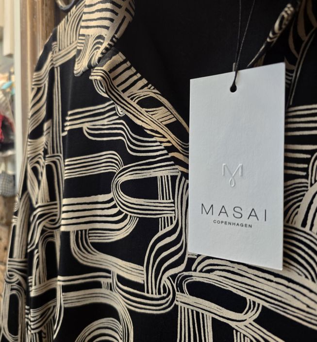 MASAI tunika Gai Musta/offwhite tyylikäs aaltoileva kuosi viskoositrikoossa tuotekuva 1