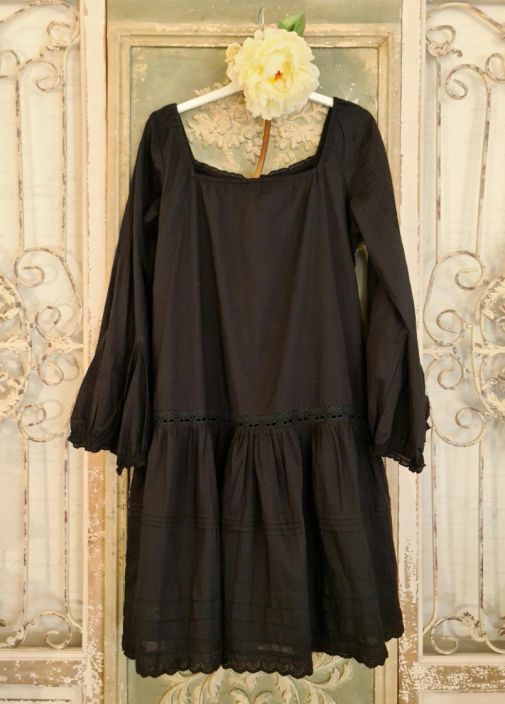 Rhum Raisin tunika/mekko N63 (Musta) Tama romanttinen Rhum Raisin tunika/mekko on valmistettu ohuesta puuvillasta. Mallissa