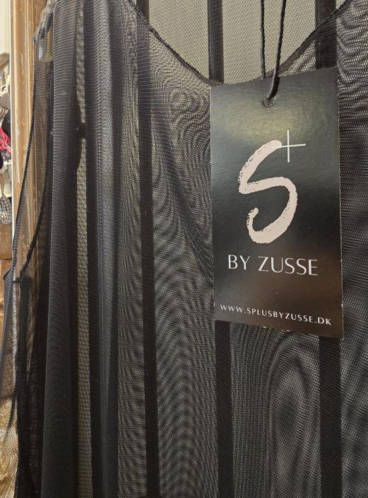 By Zusse alus-sifonkimekko Nika Musta ihana sifonki kauniilla helmalla viimeistelemään asusi tuotekuva 1 By Zusse alus-sifonkimekko Nika Musta ihana sifonki kauniilla helmalla viimeistelemään asusi tuotekuva 1