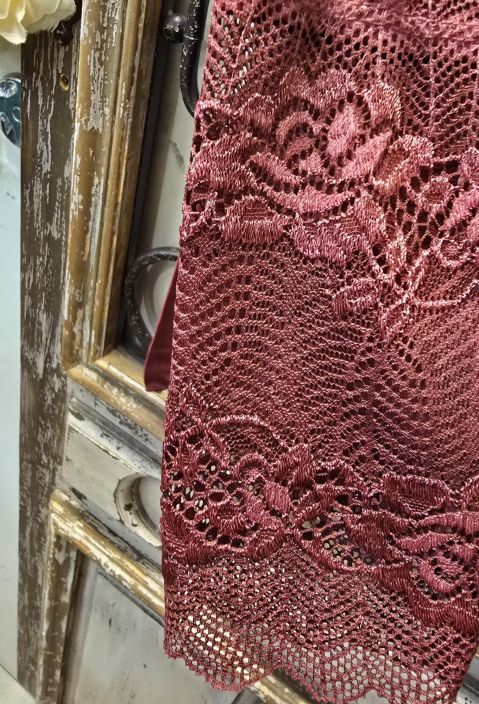 Marta du Château Punainen paita pitsi hihojensuilla kaunis aluspaita joustavasta viskoosista tuotekuva 3