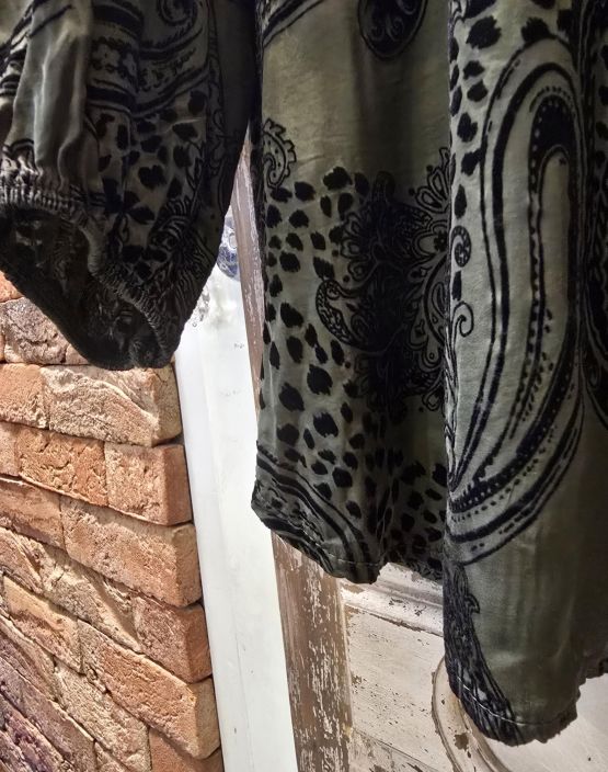 QNUZ paita 01 Vihreä pehmeä viskoosi satiini ja musta sametti tuotekuva 3 QNUZ paita 01 Vihreä pehmeä viskoosi satiini ja musta sametti tuotekuva 3