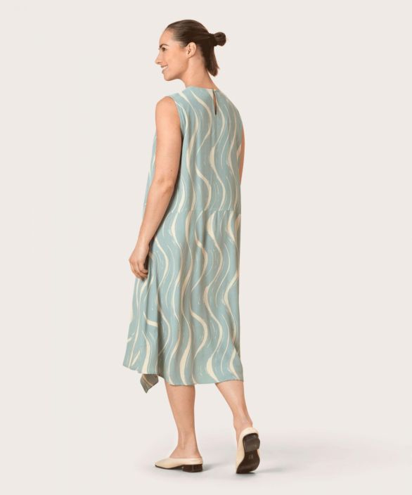 MASAI mekko Nyxima (Blue sand) Yksityiskohtia on tassa upeassa mekossa runsaasti! Edessa kivat leikkaukset jotka antavat