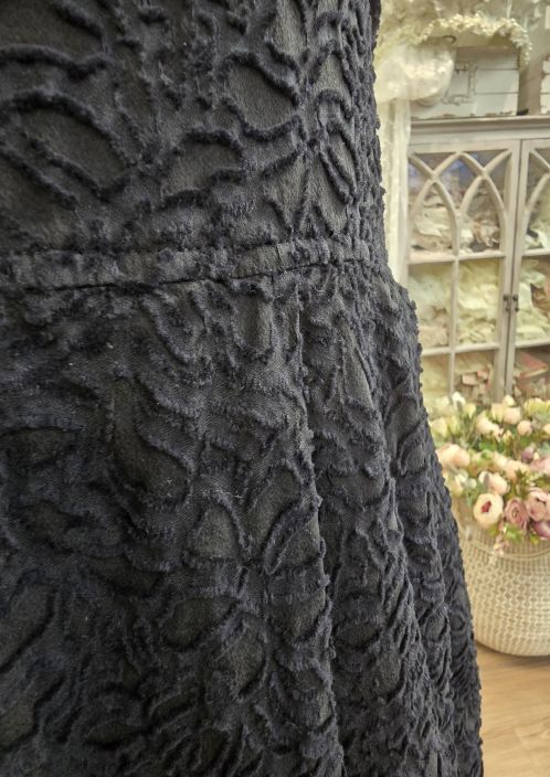 Grizas mekko 52545 17 musta silkkinen kuosi Tama Grizas mekko sateilee eleganssia sen kauniilla tekstuurisella kuosilla.