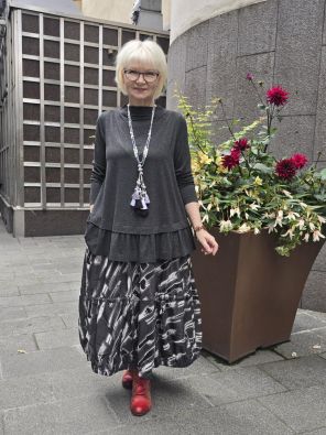 NOEN ihana hame 85793 Kanerva Näyttävä ja leveä hame kauniissa syksyn sävyissä