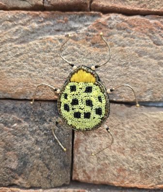 ERFURT Erfurt koriste ötökkä hakaneulalla, käsityötä Vihreä/Mustatäplä kuoriainen