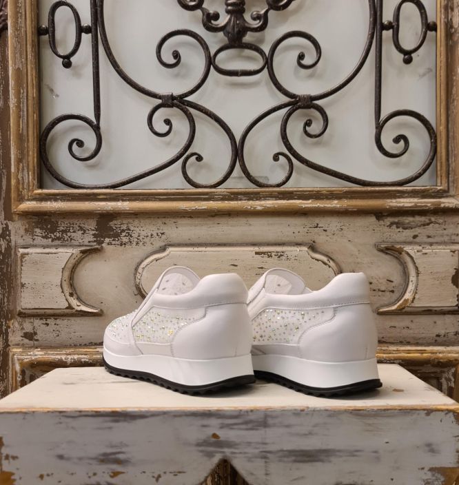 Laura Vita kengat Madieo (Blanc/Valkoiset) Laadukkaat ja erikoiset kengat jotka ovat koristeltu kiiltavilla kivilla ja