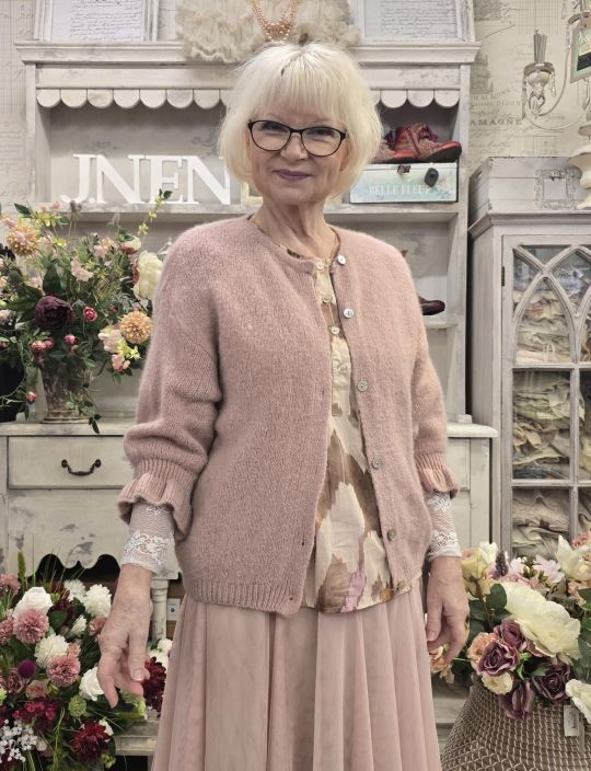 Marta du Chateau neulejakku 2413 Old pink vanha roosa todella pehmea Tama on Marta klassikko neule joka pitaa sinut Marta du Chateau neulejakku 2413 Old pink vanha roosa todella pehmea Tama on Marta klassikko neule joka pitaa sinut