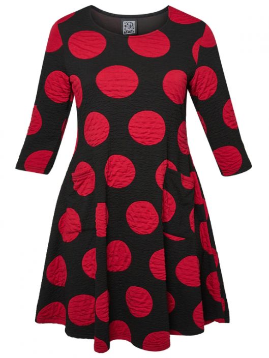 Pont Neuf mekko Kitty V2659 (Warm red) Tama suloinen mekko on laadultaan pehmeaa neuloksen tyyppista kangasta. Mallissa on