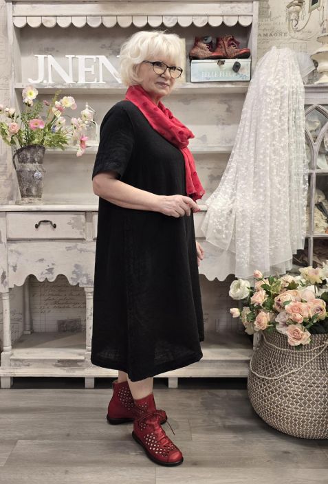 Grizas pellavamekko 52302 Musta tyylikäs malli jossa sivuissa korkeat halkiot napeilla tuotekuva 1 Grizas pellavamekko 52302 Musta tyylikäs malli jossa sivuissa korkeat halkiot napeilla tuotekuva 1