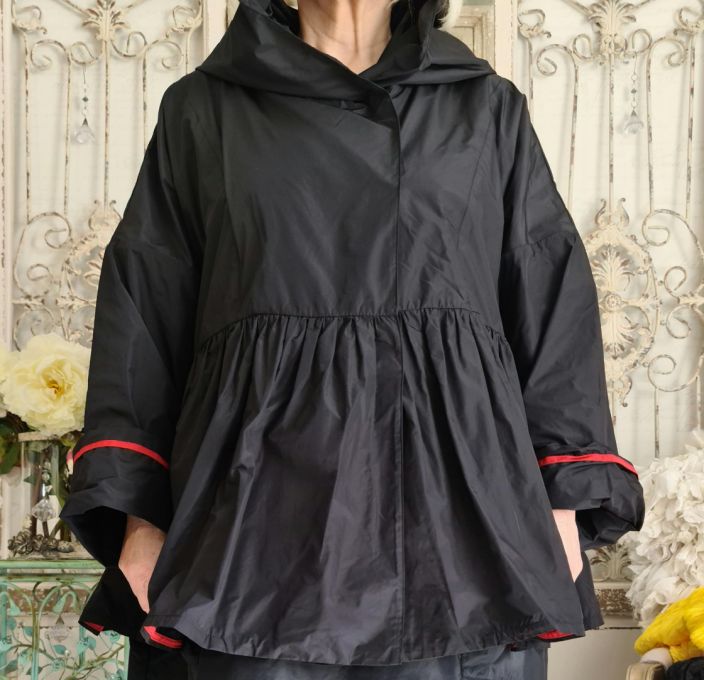 IGOR jakku Lucia (Musta) Tama upea IGOR jakku/takki voisi olla sinunkin vaatekaappisi jalokivi. Laatu on hieman &quot;kahisevaa&quot;