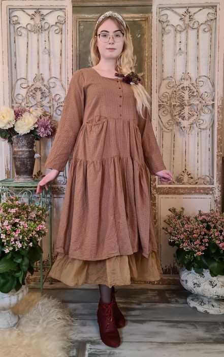 Les Ours mekko Myrtille (Ruutu) Tama maalaisromanttinen kaunokainen on erittain suloinen ja miellyttavan tuntuinen paalla.