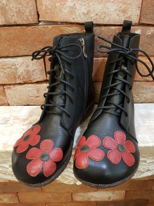 Laura Cita Cocno kengat (135) Upeat kengat Laura Vita mallistosta uusissa syksyn vareissa! Koristeltu kauniilla kukilla.