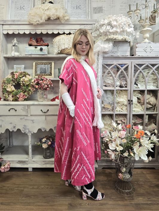 Privatsachen mekko Gaiaserie metoo pinkki teksti Tama korkealaatuinen Privatsachen mekko on tyylikkyyden malliesimerkki.