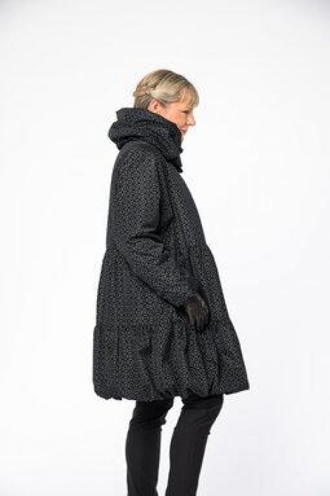 Aino takki Juliette (Musta) Tama takki kotimaiselta Ainolta on lammin, vetta hylkiva ja tuulen pitava! Malliltaan
