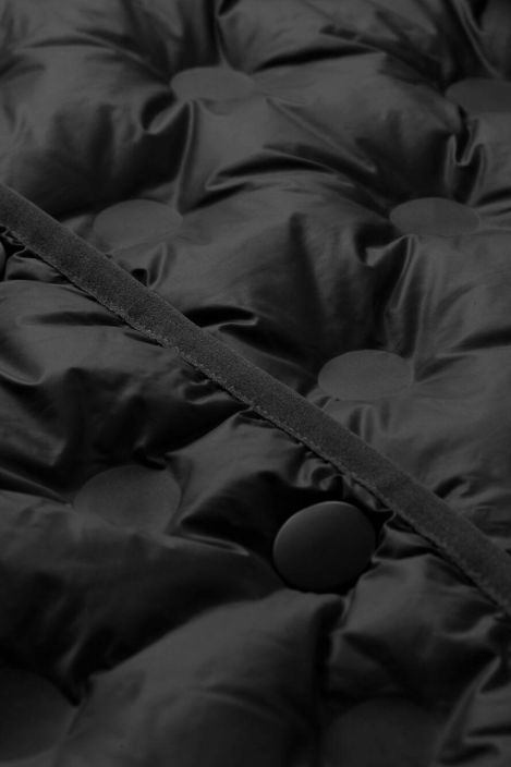 MASAI untuvatakki Tuvana (Musta) Tama hoyhenenkevyt untuva takki on taydellinen valikaudelle! Ihana pallollinen kuviointi