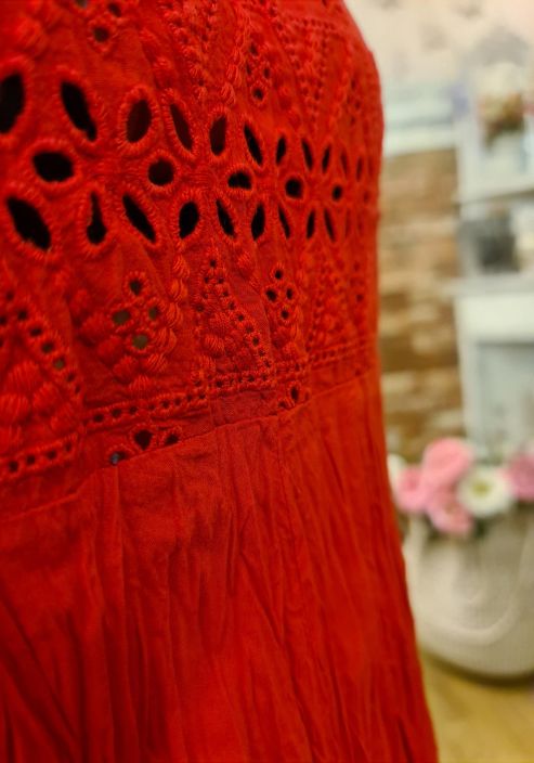 Privatsachen mekko Peonimal (Tanz) Upea tulppaanihelmainen mekko jonka ylaosa on kauniista pitsista. Mallisa sivuissa