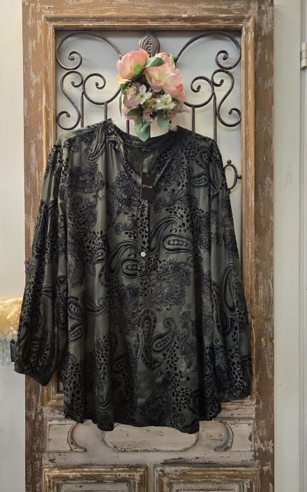 QNUZ paita 01 Vihrea pehmea viskoosi satiini ja musta sametti Tama paita QNUZ mallistosta on todella pehmea ja ajattoman QNUZ paita 01 Vihrea pehmea viskoosi satiini ja musta sametti Tama paita QNUZ mallistosta on todella pehmea ja ajattoman