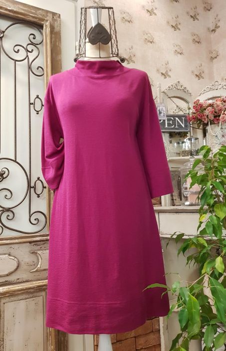 Blusbar neulemekko 6031 (Cerise) Blusbarin suosittu merinovilla mallisto on saanut uuden kauniin mekon perheeseensa! Malli