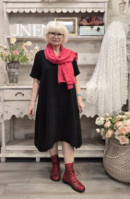 Grizas pellavamekko 52302 Musta tyylikäs malli jossa sivuissa korkeat halkiot napeilla