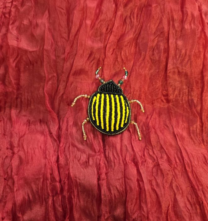 Erfurt koriste ötökkä hakaneulalla, käsityötä Musta/keltainen raita kuoriainen tuotekuva 1