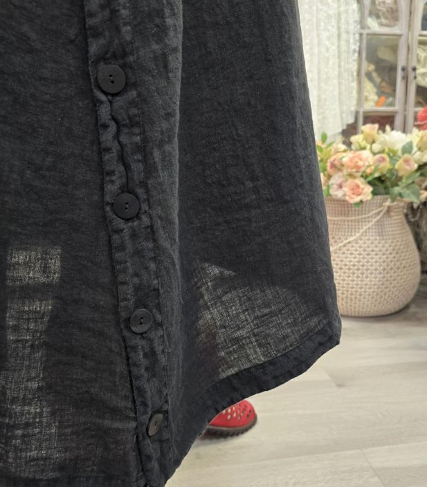 Grizas pellavamekko 52302 Musta tyylikäs malli jossa sivuissa korkeat halkiot napeilla tuotekuva 2 Grizas pellavamekko 52302 Musta tyylikäs malli jossa sivuissa korkeat halkiot napeilla tuotekuva 2