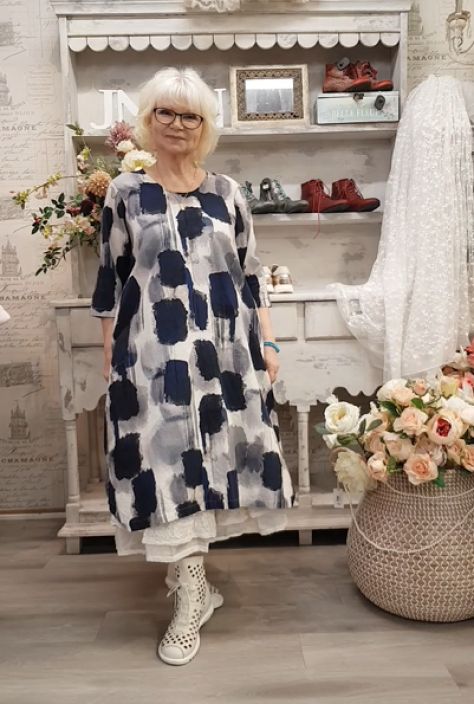 THING mekko 7214 Navy taiteellinen kuosi upeassa mallissa Ihanilla, kaarevilla helman sivuilla taiteiltu mekko! Kuosissa on THING mekko 7214 Navy taiteellinen kuosi upeassa mallissa Ihanilla, kaarevilla helman sivuilla taiteiltu mekko! Kuosissa on