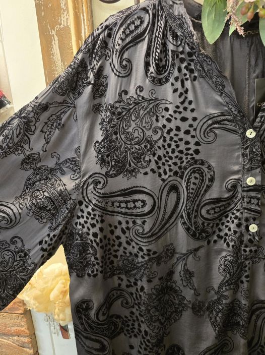 QNUZ paita 01 Musta pehmeä viskoosi satiini ja musta sametti tuotekuva 1