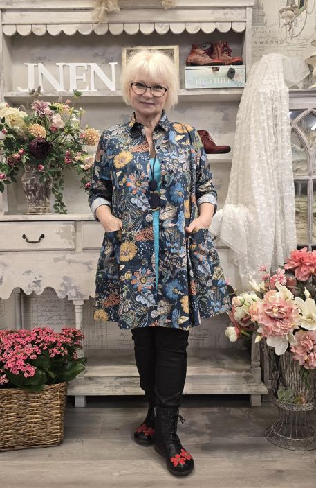 Aino paitatunika Nanna Fantasy Land ihana kasvikuosi naisellisessa paidassa A-linjainen paitatunika johon on paalle ommeltu