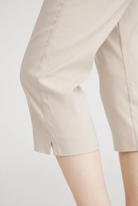 Laurie housut 100565 Taylor grey sand Taylor Capri -housujen malli on pelkistetyn tyylikas. Housuissa on joustava vyotaro,