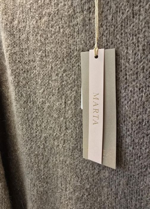 Marta du Château neule Rosa  5102 Tortora ihana pörröinen ja tilava malli tuotekuva 1 Marta du Château neule Rosa  5102 Tortora ihana pörröinen ja tilava malli tuotekuva 1