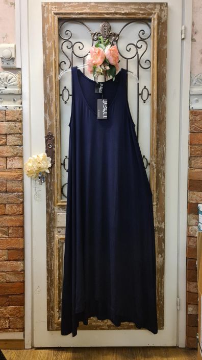 MAT mekko 7502,0000 tummansininen Ihana hihaton MAT mekko joustavasta viskoosista joka on takaa tyylikkaasti pidempi! Sopii