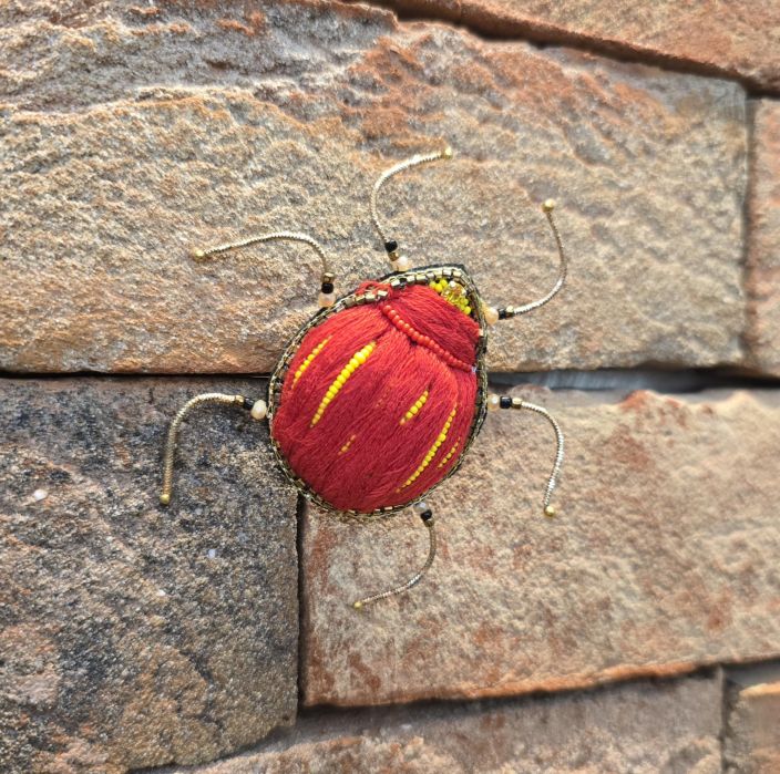 Erfurt koriste ötökkä hakaneulalla, käsityötä Punainen/keltainen kuoriainen tuotekuva 1