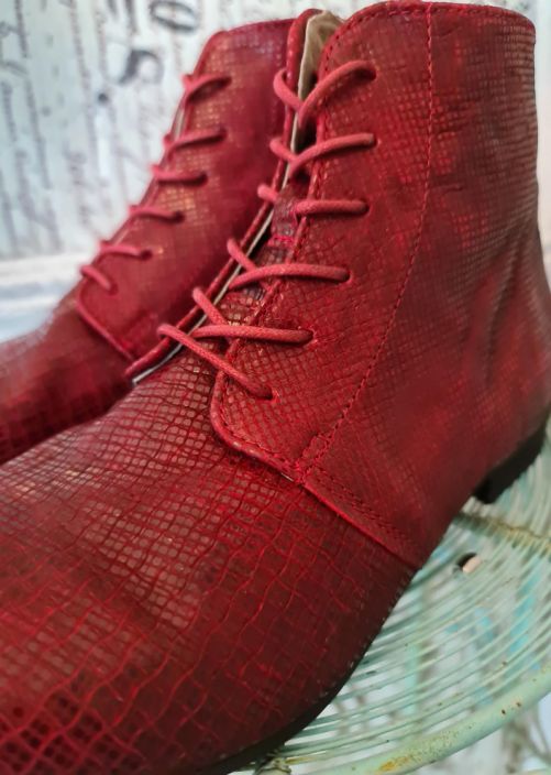 Rovers kengat 62001 (Punainen) Suositut Rovers kengat ovat taas taalla! Todella mukavat, paalta ja sisalta nahkaa.
