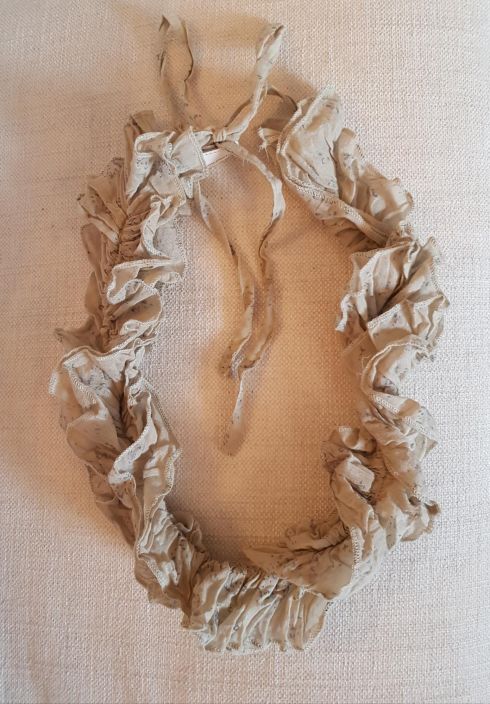Les Ours huivi 48 Collier (Sininen) Ranskalainen Les Ours design mallisto valmistaa upeita romanttisen henkisiä vaatteita laadukkaista luonnon materiaaleista. Tämä ihanan tuntuinen ohut puuvilla huivi on täydellinen lisäys lempiasuihisi. Sopii erinomaisesti kaikkiin Les Ours tuotteisiin.